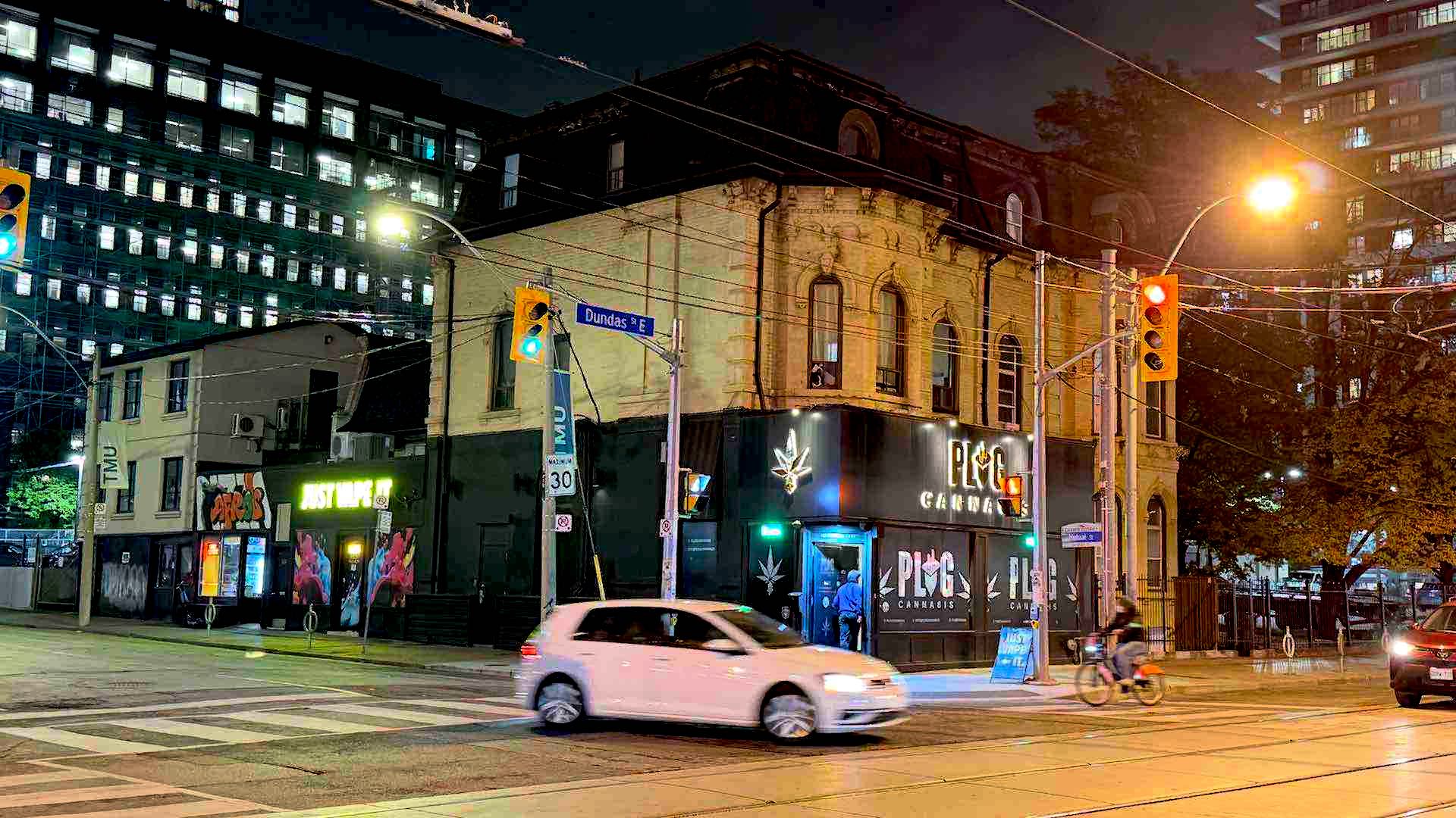 Pure4K Downtown Toronto Dundas At Mutual St.